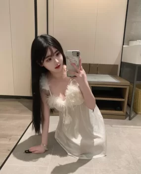 很白嫩兼职妹妹