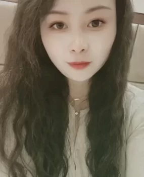 挺会玩的一个妹子