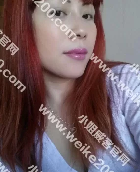 玲珑少妇新体验，化完妆挺漂亮的