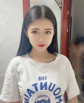 三亚刚下水的学生妹，小逼粉嫩无毛